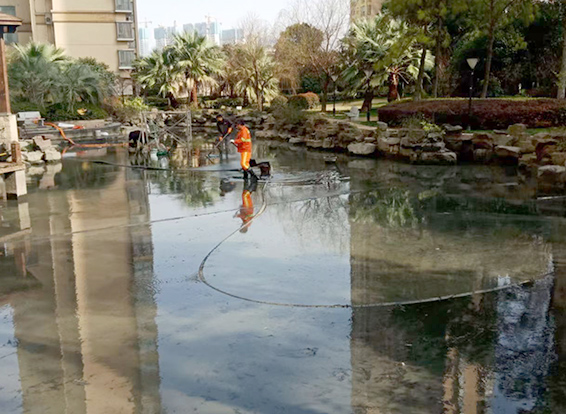 伊吾景观池淤泥清理