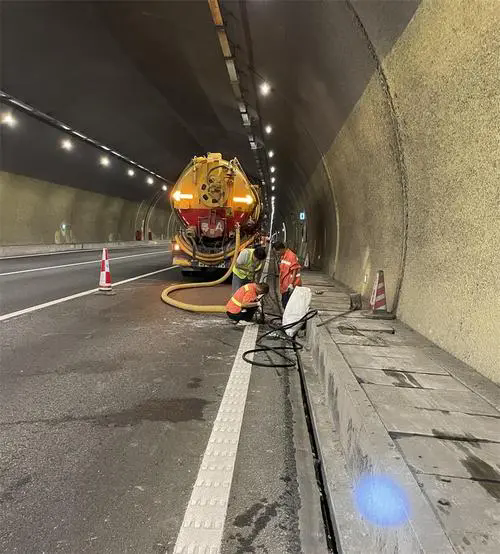 伊吾隧道排水渠清淤